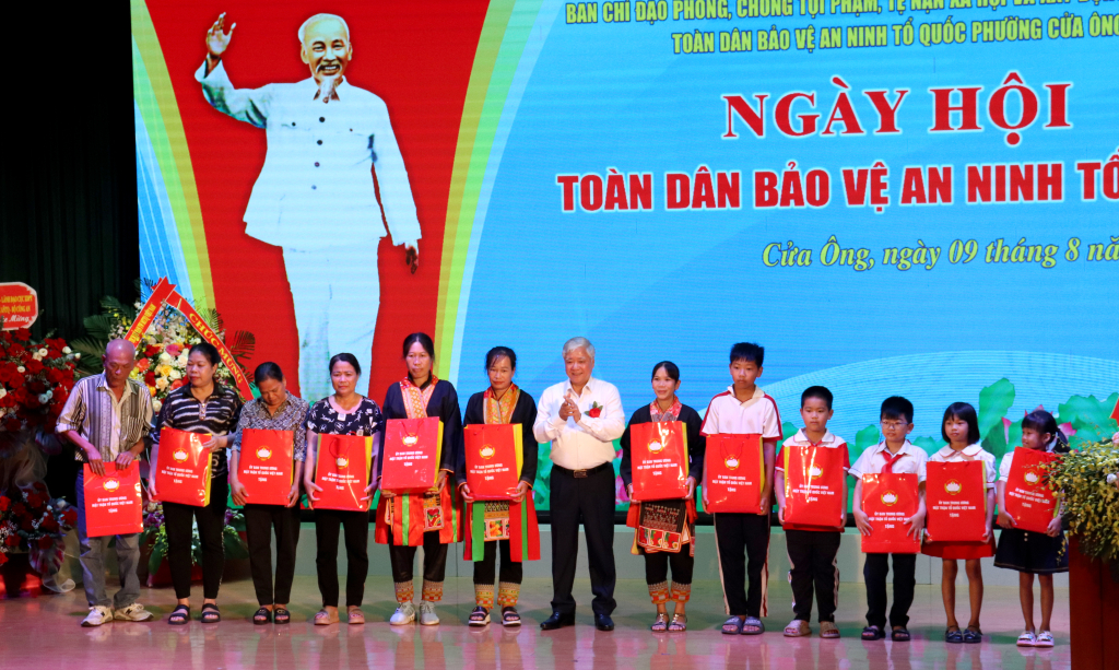 Ủy ban Trung ương MTTQ Việt Nam tặng quà cho các học sinh chuẩn bị vào năm học mới và các gia đình có hoàn cảnh khó khăn trên địa bàn phường Cửa Ông.