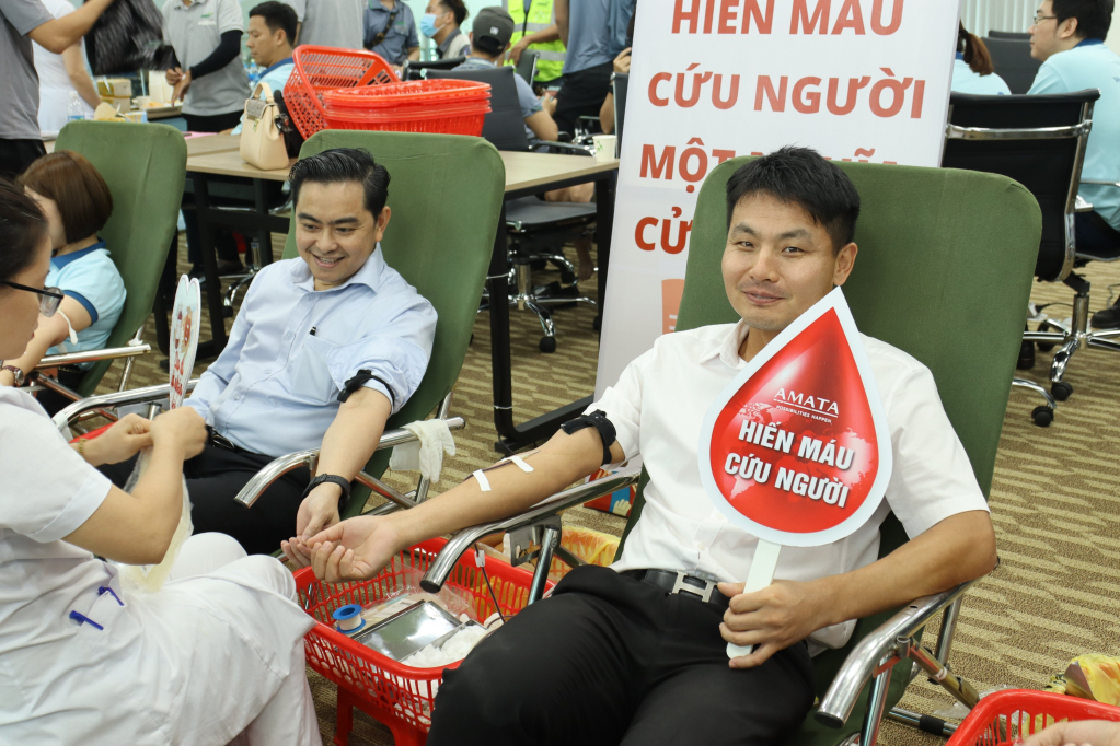 Cán bộ quản lý, người lao động tại các đơn vị trong Khu công nghiệp Sông Khoai phấn khởi tham gia hiến máu. 