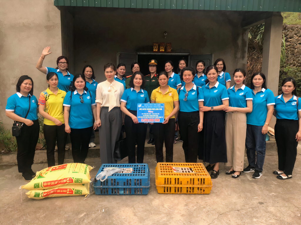 Hội LHPN TP Cẩm Phả tổ chức trao hỗ trợ 5 mô hình sinh kế chăn nuôi gà thương phẩm trị giá 27,5 triệu đồng cho 5 hộ gia đình hội viên phụ nữ nghèo tại 2 xã Lục Hồn, Vô Ngại (huyện Bình Liêu).