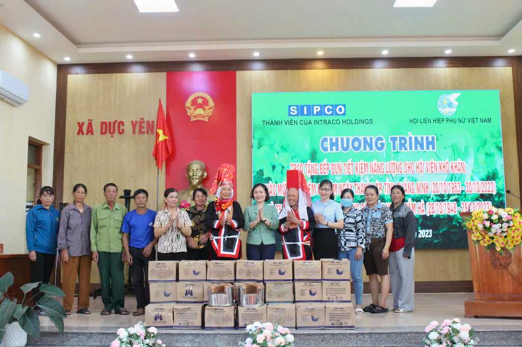 Hội LHPN huyện Đầm Hà trao hỗ trợ bếp đun tiết kiệm năng lượng cho hội viên phụ nữ có hoàn cảnh khó khăn trên địa bàn xã Dực Yên.