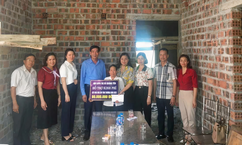 Hội LHPN TX Quảng Yên trao kinh phí hỗ trợ xây dựng nhà Mái ấm tình thương cho hộ gia đình bà Đỗ Thị Đảm, thôn Vị Khê, xã Liên Vị.