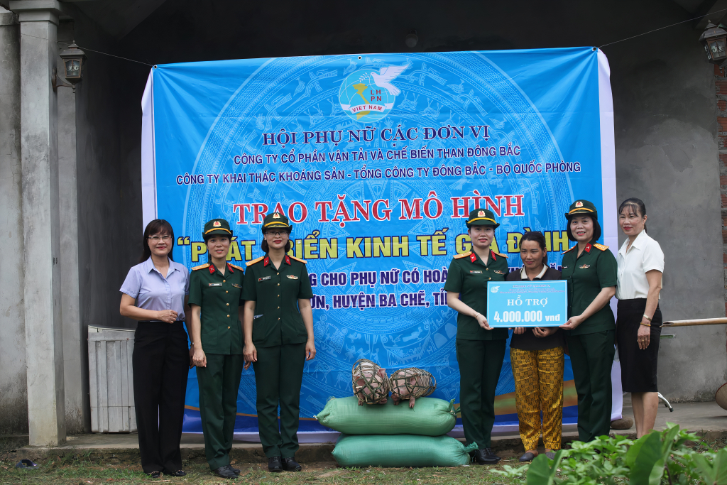 Hội phụ nữ Tổng Công ty Đông Bắc trao tặng con giống cho hội viên có hoàn cảnh khó khăn tại xã Nam Sơn, huyện Ba Chẽ.