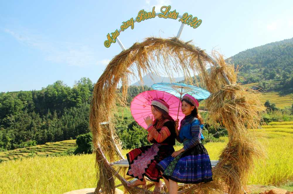Du khách chụp ảnh tại Khe O trong dịp lễ hội Mùa vàng năm 2022 do UBND huyện Bình Liêu tổ chức.