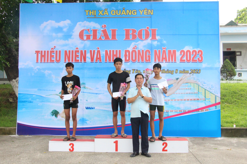 Đồng chí Vũ Trọng Thanh, Giám đốc Trung tâm TT&VH Thị xã Quảng Yên trao giải cho các VĐV đạt thành tích xuất sắc