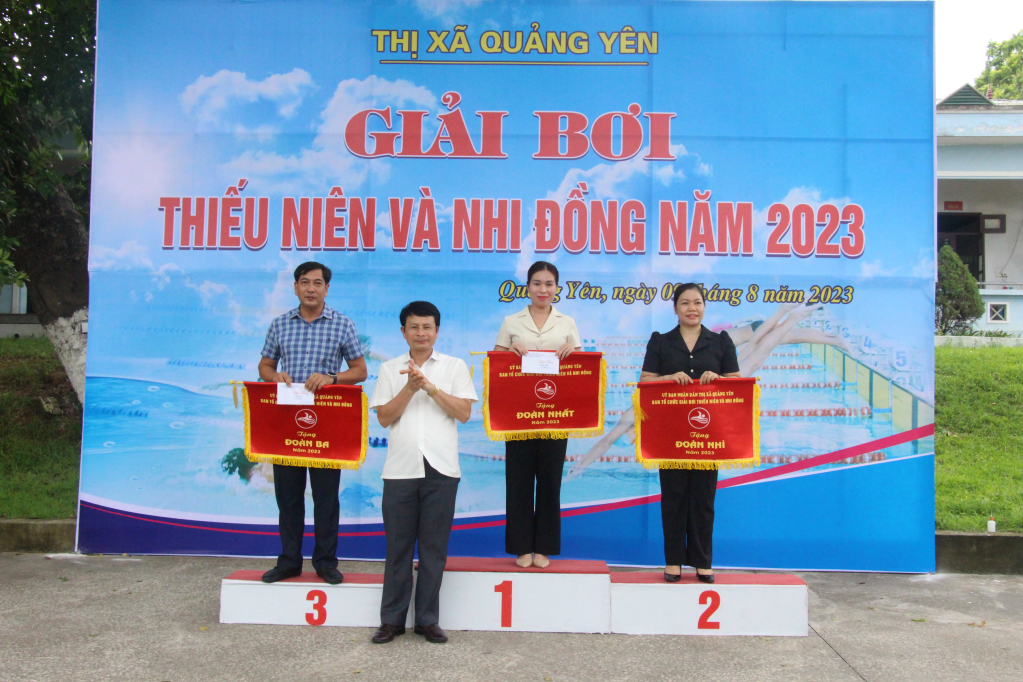 Đồng chí  Dương Văn Hào, Phó Chủ tịch UBND thị xã trao giải tập thể cho các  đoàn đạt thành tích cao tại giải bơi thiếu niên nhi đồng TX Quảng Yên năm 2023