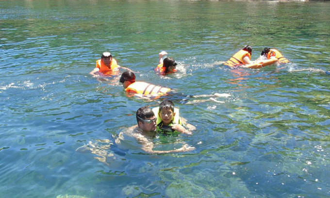 Hue organization spends 12 years teaching 14,000 Vietnamese children how to swim