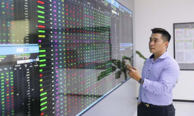 VN-Index dips after 3 sessions in green