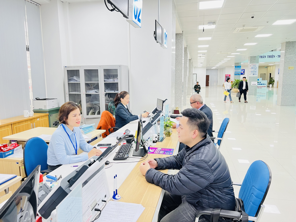 Cán bộ Trung tâm Phục vụ hành chính công tỉnh luôn thực hiện tốt các quy tắc ứng xử trong giải quyết công việc. Ảnh: Thanh Hằng