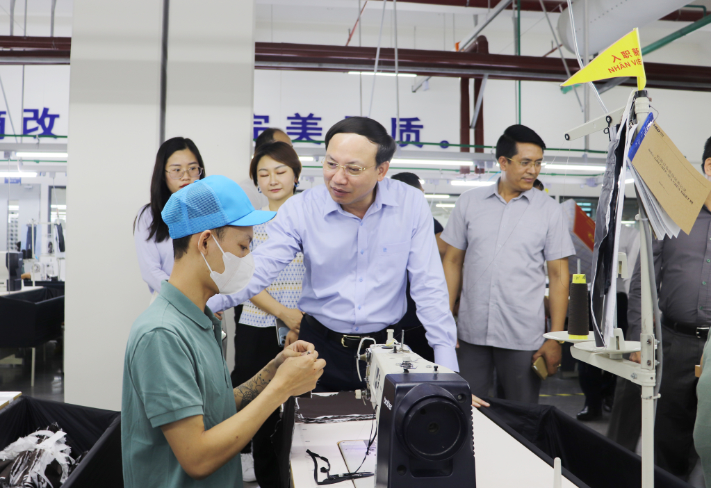 Đồng chí Nguyễn Xuân Ký, Ủy viên Trung ương Đảng, Bí thư Tỉnh ủy, Chủ tịch HĐND tỉnh trò chuyện với công nhân ở KCN Cảng biển Hải Hà.