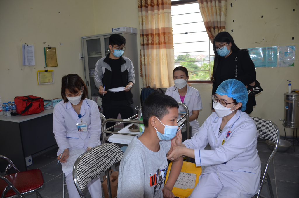 Quảng Ninh đẩy nhanh tiến độ thực hiện tiêm vắc-xin phòng Covid-19 cho trẻ từ 5-11 tuổi.