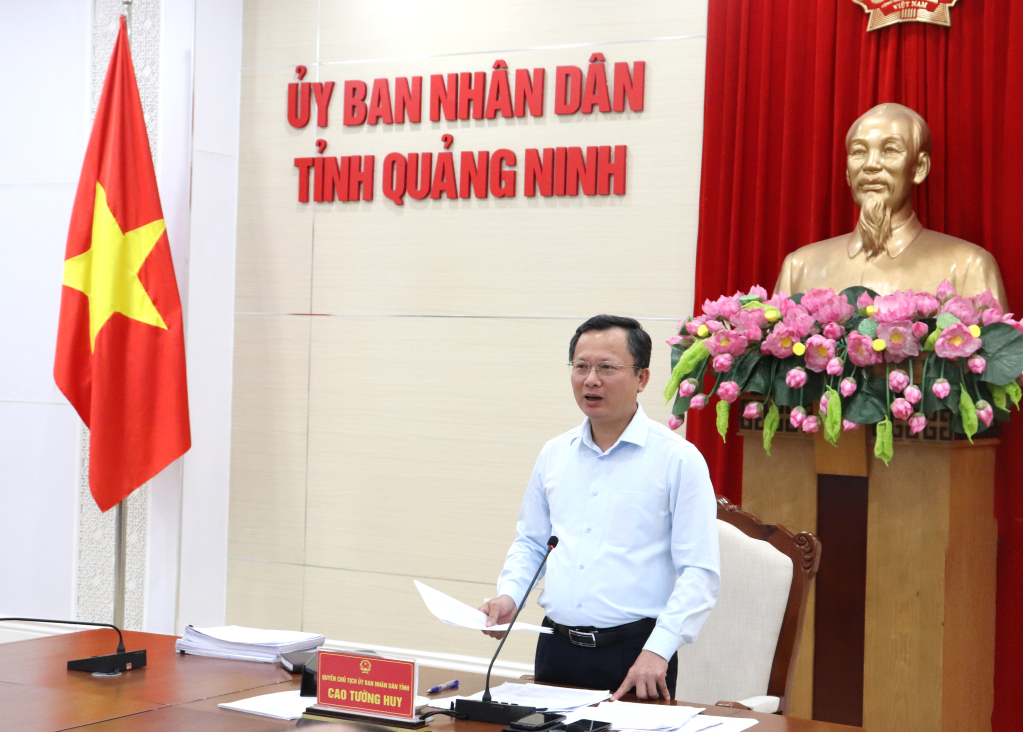 Đồng chí Cao Tường Huy, Quyền Chủ tịch UBND tỉnh phát biểu chỉ đạo hội nghị.