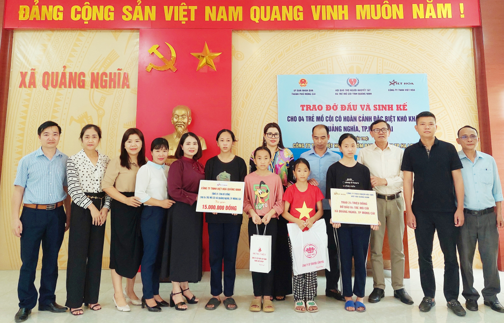 Lãnh đạo Hội Bảo trợ NKT- TMC tỉnh cùng đại diện Công ty TNHH Việt Hoa Quảng Ninh trao học bổng và tặng 1 con bò cho gia đình có 4 em học sinh mồ côi đặc biệt khó khăn tại thôn 4 xã Quảng Nghĩa (TP Móng Cái) tháng 4/2023.