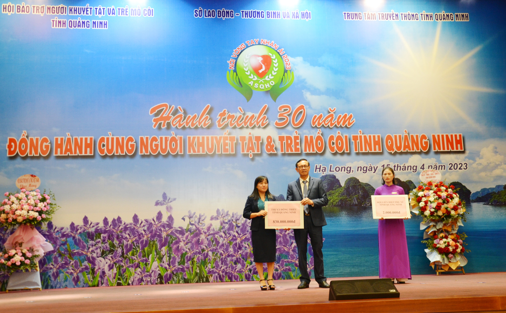 Lãnh đạo Hội Bảo trợ NKT-TMC tỉnh tiếp nhận ủng hộ của các nhà hảo tâm tại lễ phát động “Nối vòng tay nhân ái vì người khuyết tật và trẻ mồ côi Quảng Ninh” năm 2023.