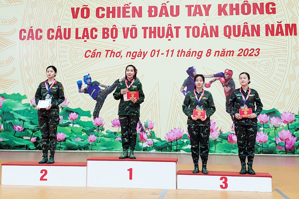 Trung úy Nguyễn Thị Hồng Nhung, Bộ CHQS tỉnh Quảng Ninh, nhóm giành Huy chương Vàng tại hội thao Võ chiến đấu tay không các CLB Võ thuật Toàn Quân năm 2023.