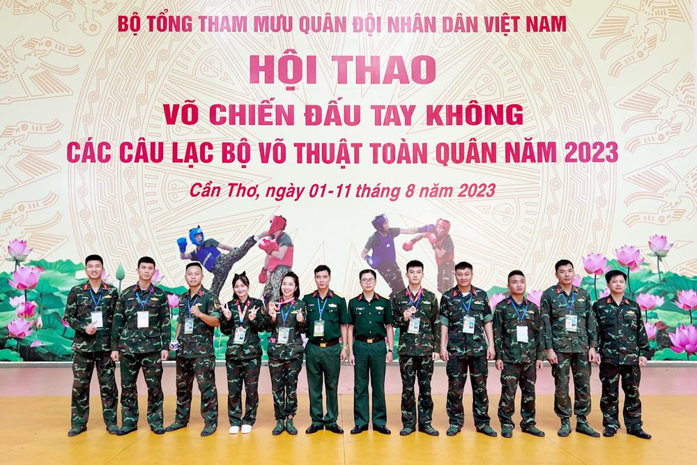 Các Huấn luyện viên, vận động viên CLB Võ thuật Bộ CHQS tỉnh Quảng Ninh tham gia hội thao.