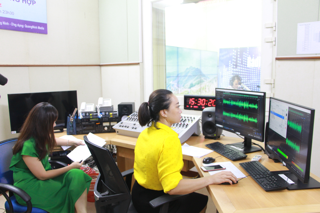Trung tâm Truyền thông và Văn hoá huyện Bình Liêu dự thi tác phẩm phát thanh trực tiếp.