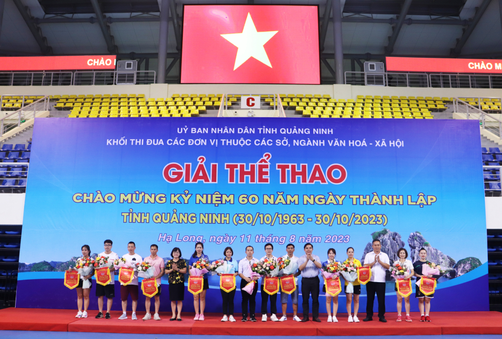 Ban tổ chức tặng cờ và hoa cho các đội tham gia thi đấu.
