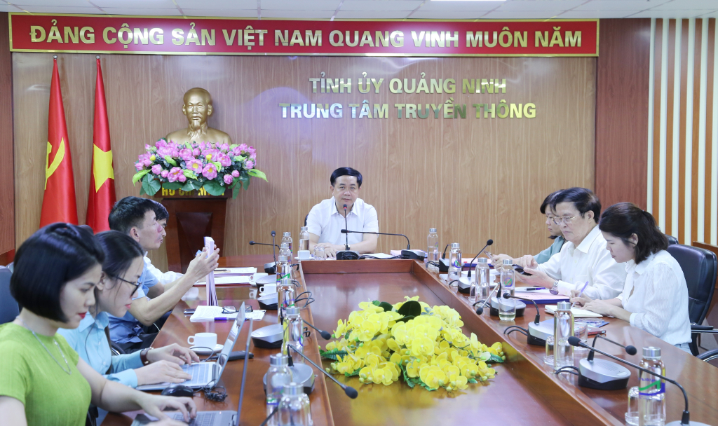 Quang cảnh cuộc họp.