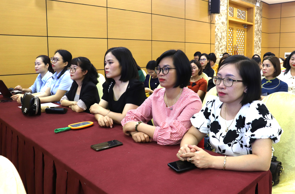 Các phóng viên, biên tập viên lắng nghe chia sẻ, trao đổi của các đơn vị. 