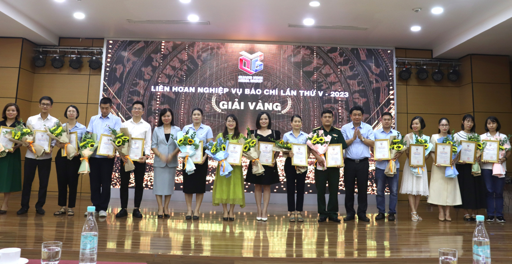 Các tác giả, nhóm tác giả có tác phẩm xuất sắc đoạt giải Vàng của Liên hoan được vinh danh trong lễ bế mạc và trao giải.