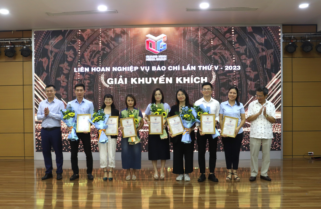 Ban Tổ chức trao giải Khuyến khích cho các tác giả, nhóm tác giả tham gia Liên hoan.