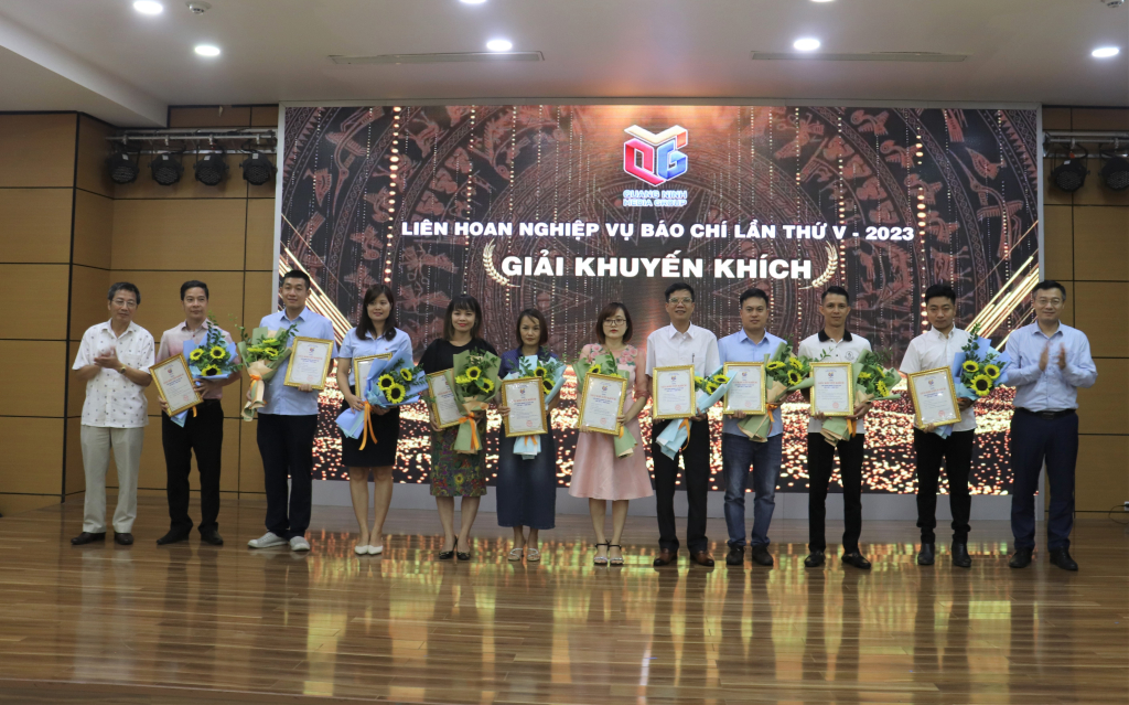 Ban Tổ chức trao giải Khuyến khích cho các tác giả, nhóm tác giả tham gia Liên hoan.