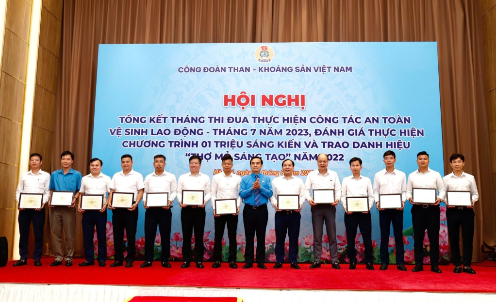 Chủ tịch Công đoàn TKV Lê Thanh Xuân khen thưởng cho các tập thể, cá nhân.