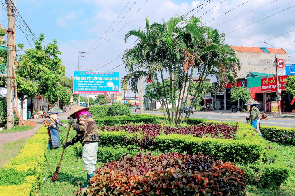 Cây cảnh, cây đường viền tại dải phân cách, vỉa hè, các vườn hoa trên địa bàn thị xã Đông Triều được trang trí, chăm sóc, cắt tỉa… để chào mừng sự kiện lớn.