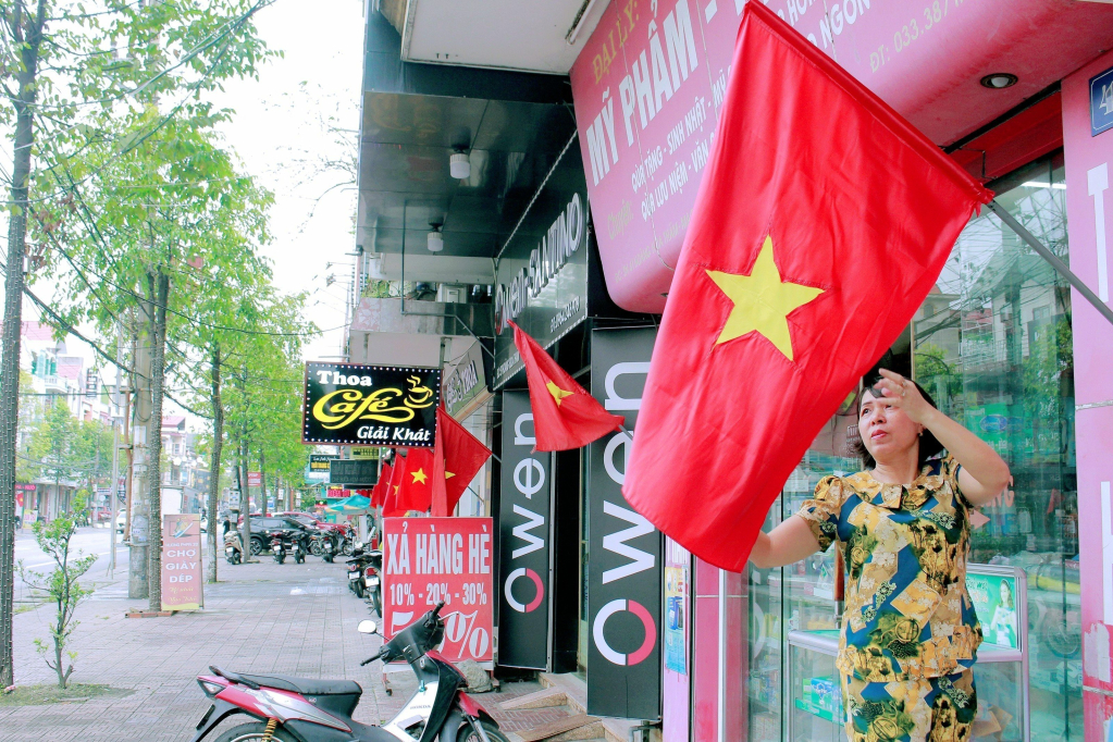 Người dân nô nức treo cờ Tổ quốc, hân hoan phấn khởi trước sự đổi mới và phát triển của TX Đông Triều nói riêng và tỉnh Quảng Ninh nói chung.    