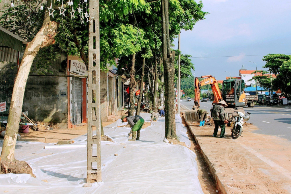 Người dân xóm Cầu Đạm, thôn Đông An, xã Việt Dân đồng thuận với chính quyền địa phương để làm vỉa hè, tạo bộ mặt đô thị khang trang.