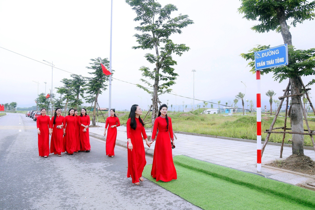 Tuyến đường Trần Thái Tông thuộc địa phận phường Kim Sơn, phường Xuân Sơn, phường Tràng An, xã Bình Khê (TX Đông Triều) vừa được gắn biển chào mừng 60 năm ngày thành lập tỉnh Quảng Ninh (30/10/1963-30/10/2023).