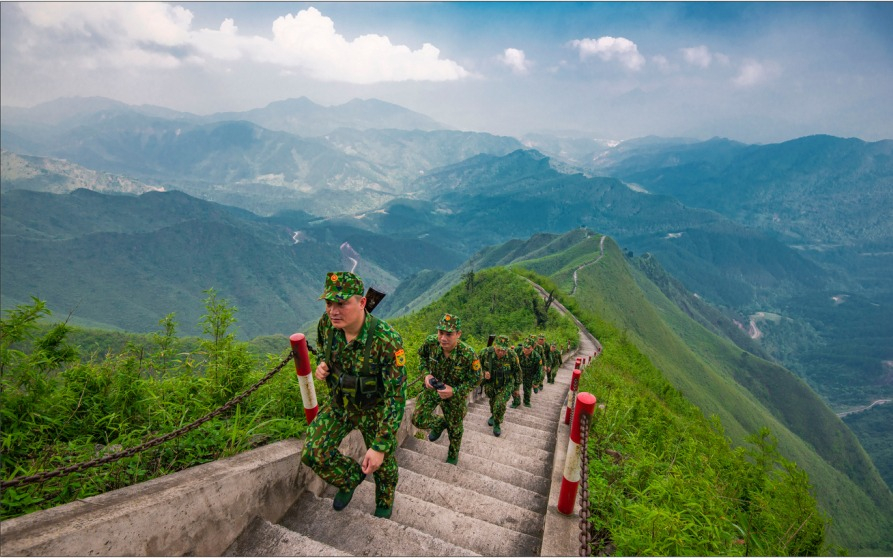 Tuổi trẻ trên đường tuần tra. Ảnh: 