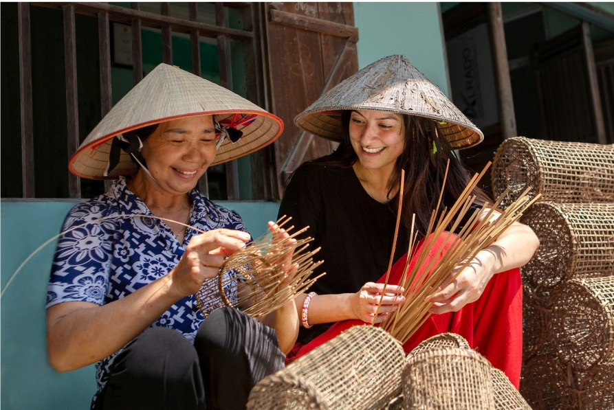 Du khách trải nghiệm nghề truyền thống. Ảnh 