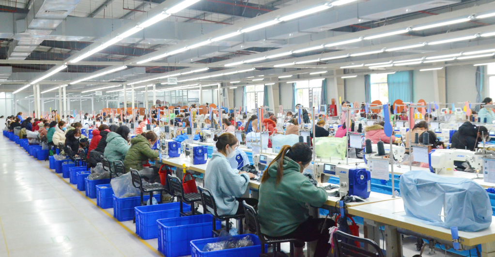 Người lao động làm việc tại Công ty TNHH Dệt may Weitai Hạ Long (KCN Việt Hưng, TP Hạ Long). Ảnh: Thanh Tùng