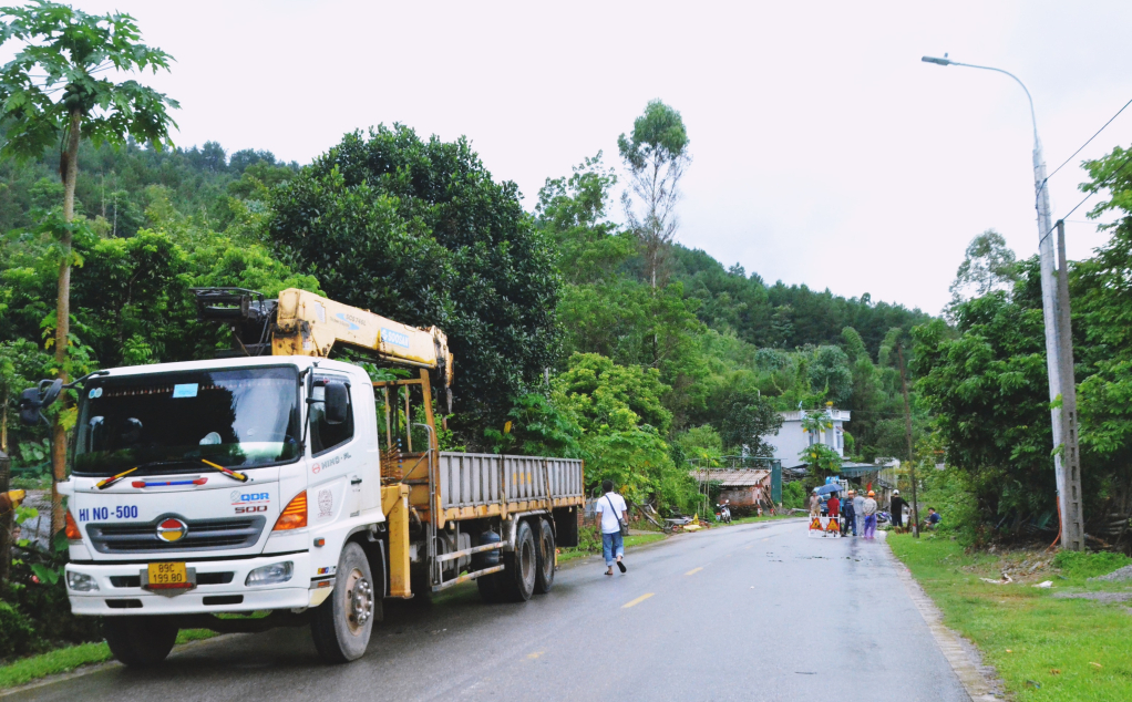 Huyện Bình Liêu huy động phương tiện, trang thiết bị nhanh chóng khắc phục các điểm thiệt hại do ảnh hưởng của bão trên địa bàn.