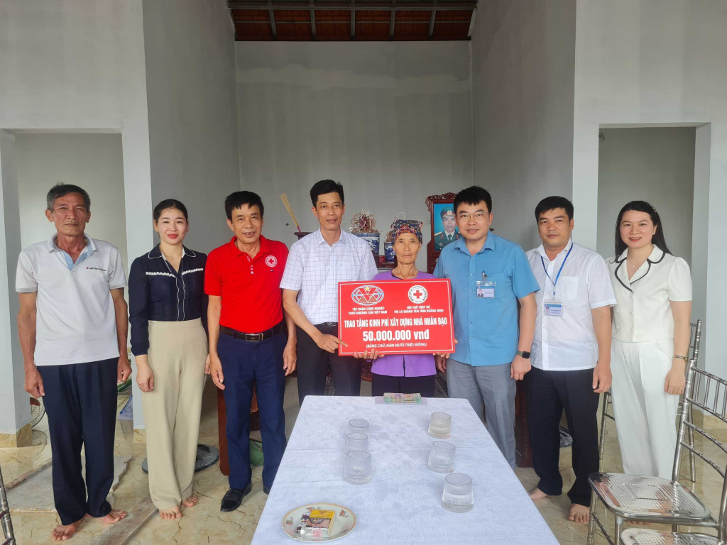 Tập đoàn TKV và Hội Chữ thập đỏ TX Quảng Yên trao kinh phí hỗ trợ xây dựng nhà ở cho gia đình bà Phạm Thị Kin (thôn Nam 2, xã Liên Vị, TX Quảng Yên).