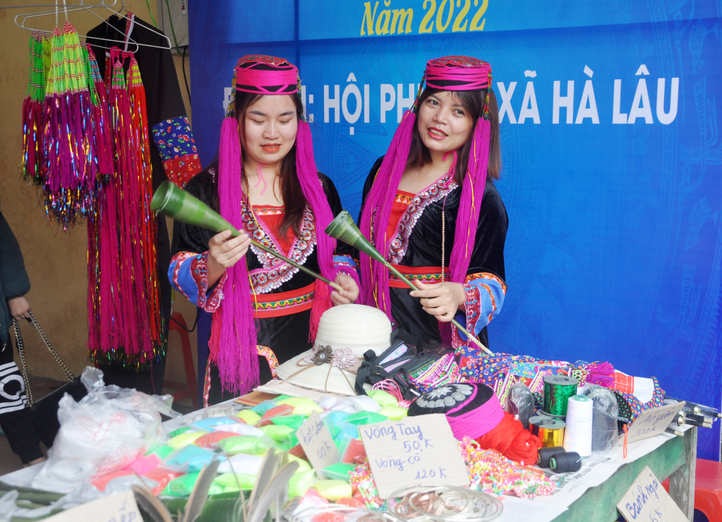 Du khách mặc trang phục truyền thống của người Dao check in tại chợ phiên.