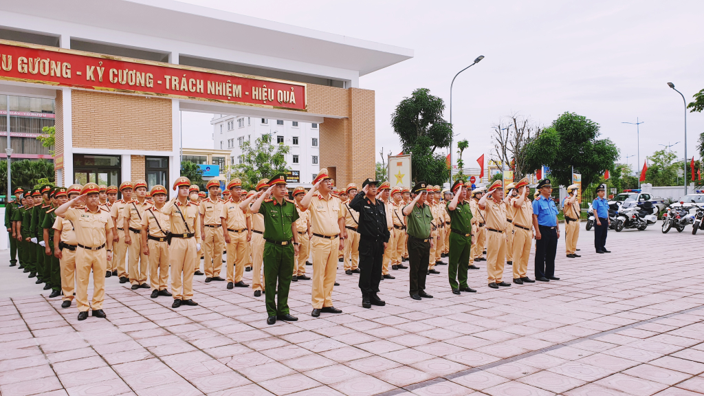 Quang cảnh lễ ra quân .