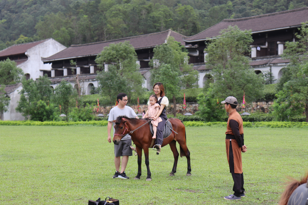 Du khách trải nghiệm cưỡi ngựa tại Khu nghỉ dưỡng Legacy Yên Tử (TP Uông Bí).