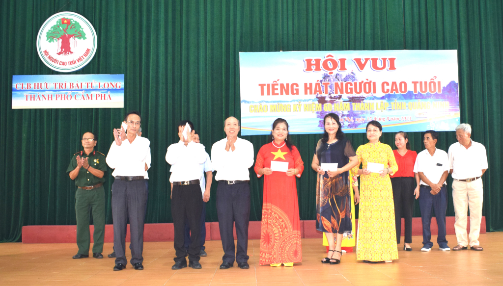 Đơn vị tổ chức trao giải thưởng cho các đơn vị đạt giải