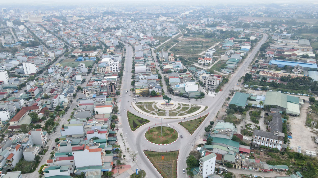 Hệ thống giao thông trên địa bàn TP Móng Cái được đầu tư nâng cấp, đáp ứng kịp thời yêu cầu phát triển.