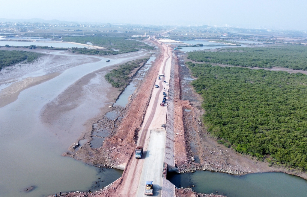 Dự án đường kết nối từ cao tốc Vân Đồn - Móng Cái đến Cảng Vạn Ninh đang được triển khai đầu tư xây dựng. Ảnh: Mạnh Trường
