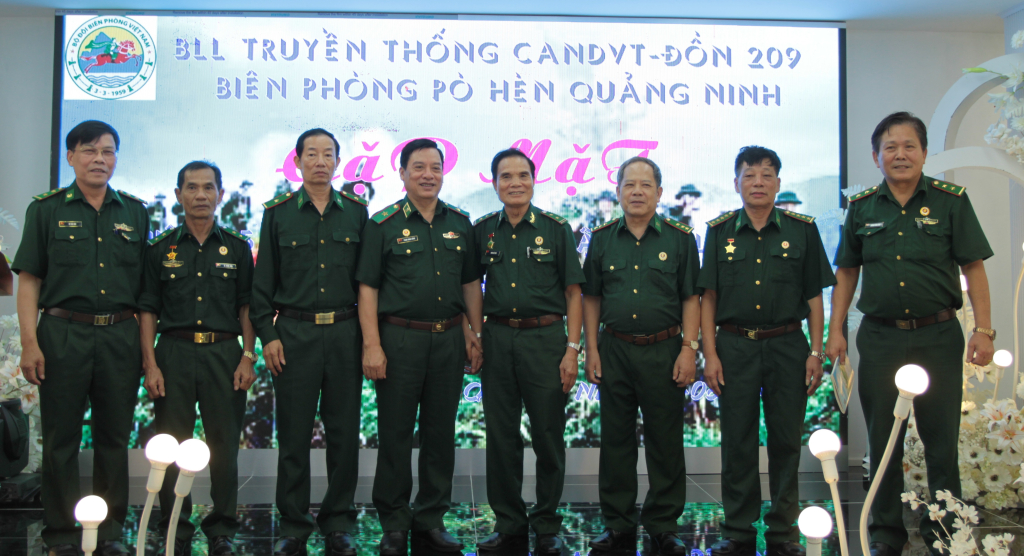 Thiếu tướng Phạm Sóng Hồng, nguyên Phó Tư lệnh Bộ đội biên phòng Việt Nam chúc mừng Ban Liên lạc khóa mới.