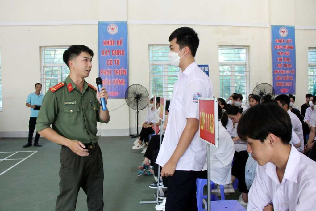 Công an huyện Cô Tô tổ chức tuyên truyền pháp luật phòng, chống ma túy, phòng ngừa bạo lực học đường cho học sinh Trường THPT Cô Tô. Ảnh: Tô Dũng (Công an Cô Tô)