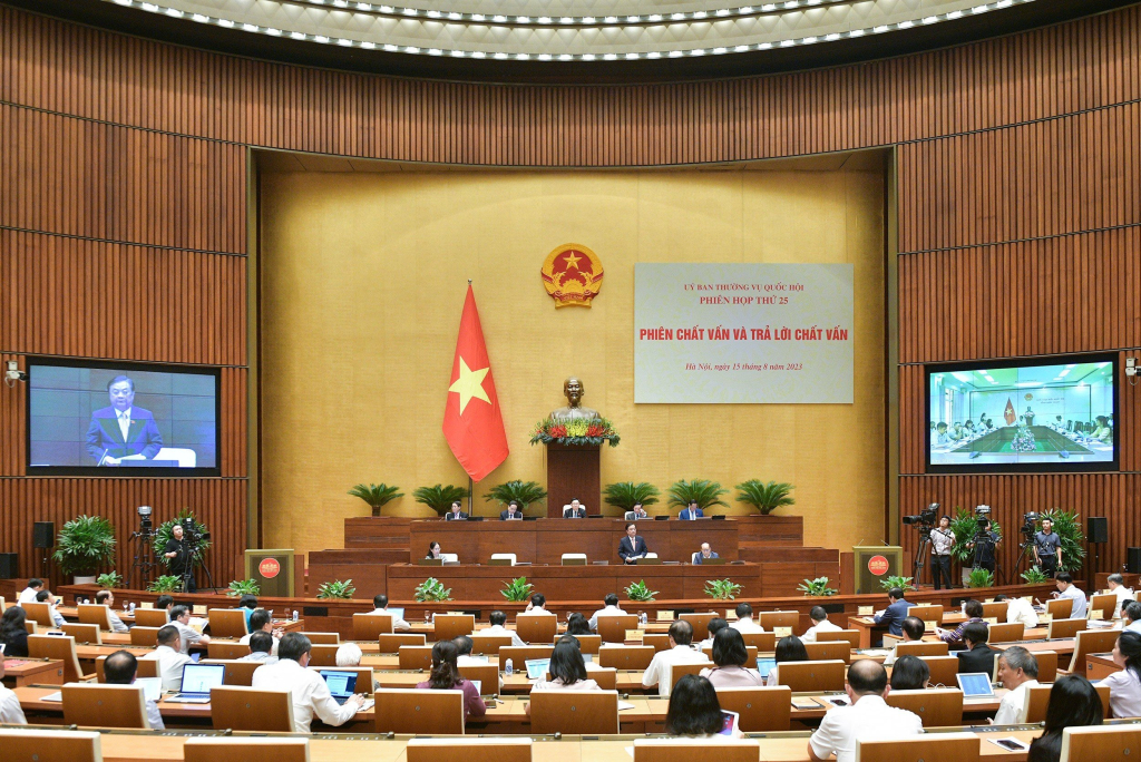 Quang cảnh phiên chất vấn tại Hội trường Quốc hội