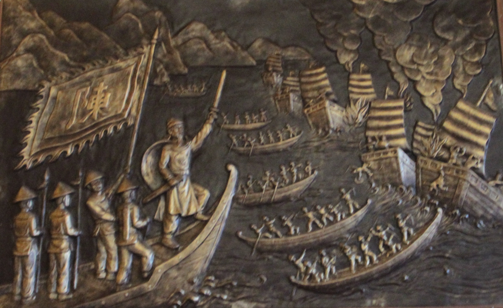 Trong miếu có bức phù điêu mô tả trận thủy chiến trên dòng sông Mang.