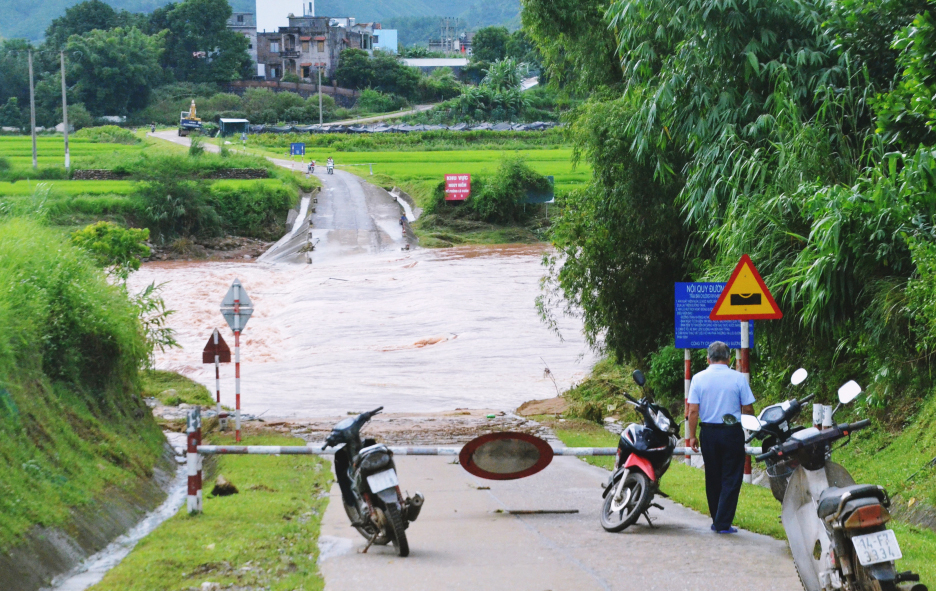 Lực lượng chức năng huyện Bình Liêu lập rào chắn cảnh báo người dân không qua ngầm tràn xã Lục Hồn khi có mưa lớn để đảm bảo an toàn. 