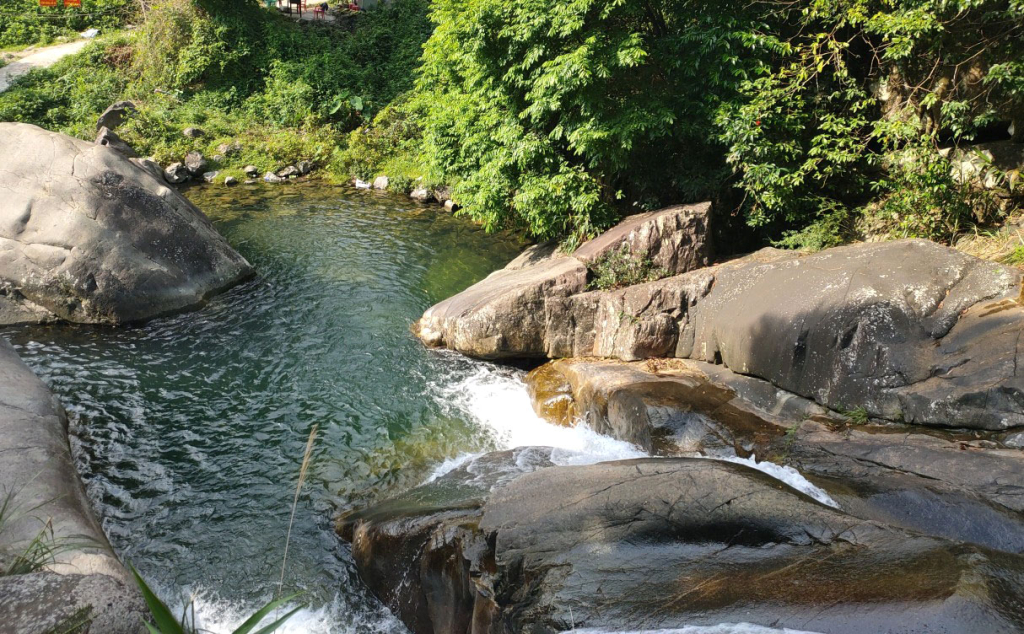 Khe Van waterfall is known as an attractive destination for adventurous tourists