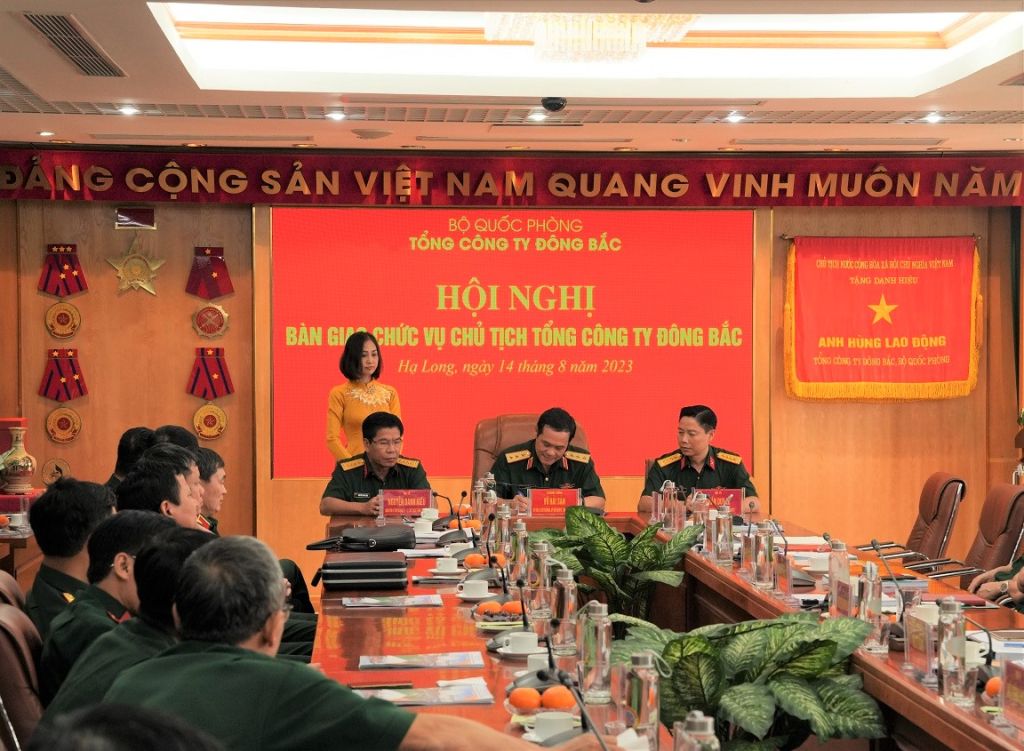 Đồng chí Đại tá Nguyễn Danh Hiếu và đồng chí Đại tá Trần Duy Lê ký Biên bản bàn giao.