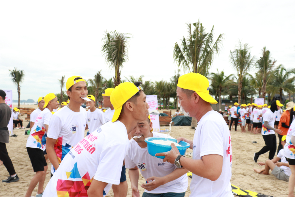 Du khách đến từ TP Hồ Chí Minh chơi team building trên bãi tắm Sun world (TP Hạ Long) Du khách đến từ TP Hồ Chí Minh chơi team building trên bãi tắm Sun world (TP Hạ Long).